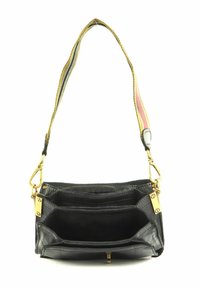 Borsa a tracolla nera in pelle con accessori in oro, caratterizzata da tre scomparti e una tracolla multicolore. Texture liscia e design strutturato.