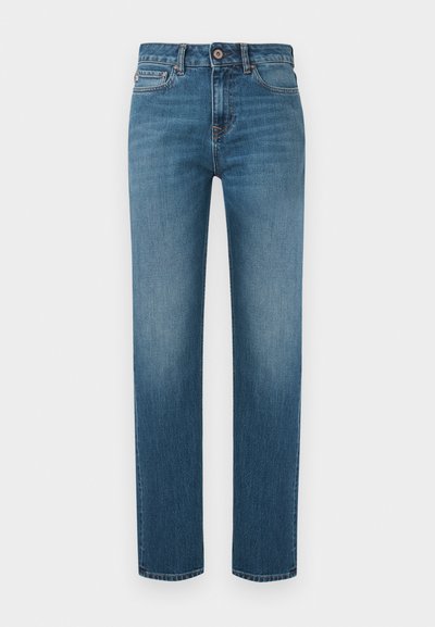 Τζιν με ίσια γραμμή σε μπλε χρώμα, με πέντε τσέπες, κούμπωμα με κουμπί και διακριτική ξεθώριαση στους μηρούς και τα γόνατα μπροστά.