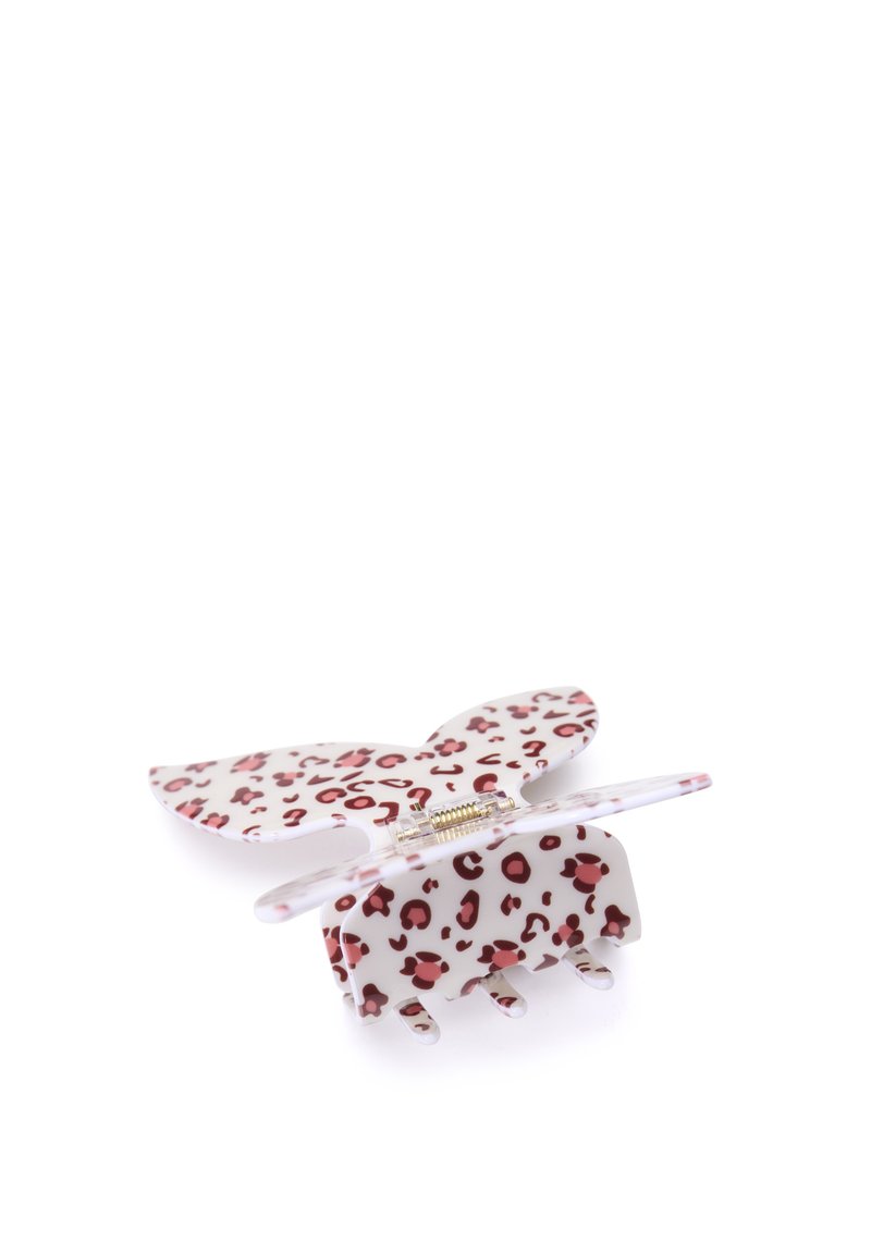 Clip per capelli con stampa leopardata in bianco e borgogna, che ricorda una farfalla. Il design presenta plastica lucida e una cerniera di colore oro.