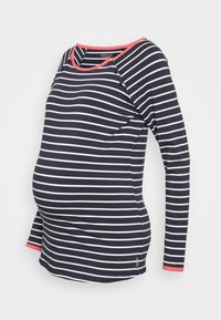Gestreiftes Umstandsshirt in Navy und Weiß mit langen Ärmeln, Rundhalsausschnitt und korallfarbenen Akzenten am Kragen und Saum. Weicher Stoff und figurbetonte Form.