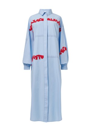 Vestido azul claro de manga larga y botones, con acentos bordados en rojo y puños elásticos, en un diseño recto y relajado.