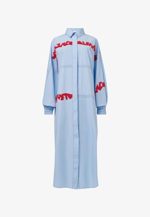 Lichtblauwe button-up jurk met lange mouwen, voorzien van rode geborduurde accenten en elastische manchetjes, in een ontspannen, rechte snit.