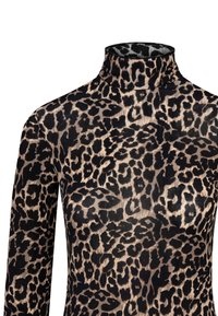 Leopard-Print-Turtleneck aus weichem, dehnbarem Material. Mit hohem Kragen und langen Ärmeln, die eine glatte Textur und kontrastierende Farben aufweisen.