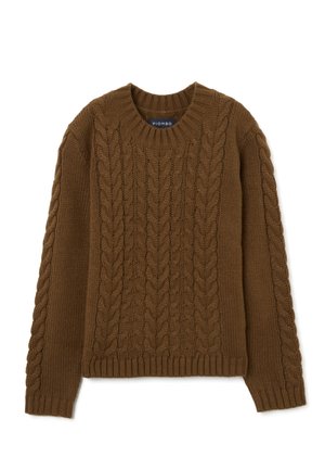 Suéter marrón de punto con un patrón de trenzas, cuello redondo y puños y dobladillo acanalados. Fabricado con un material grueso y texturizado.