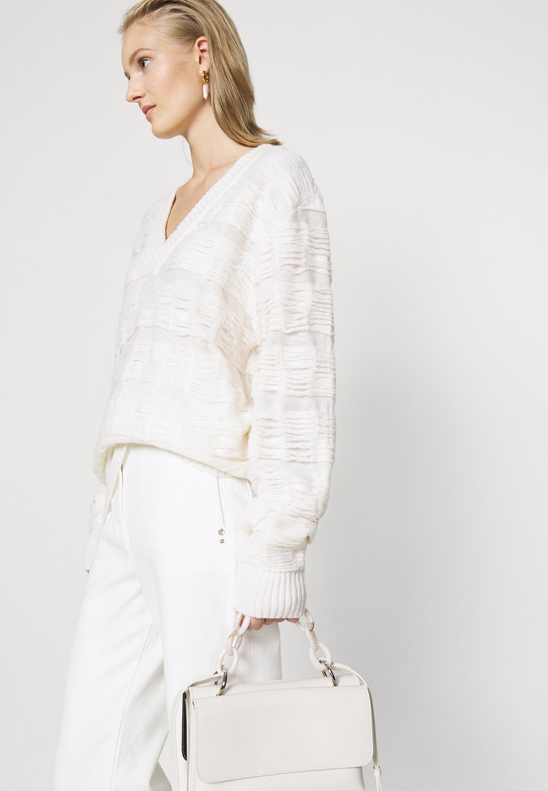 Damen Bekleidung | COMEFORBREAKFAST V NECK SWEATER Strickpullover cream/offwhite - TG78496 Damen Bekleidung | COMEFORBREAKFAST V NECK SWEATER Strickpullover cream/offwhite - TG78496