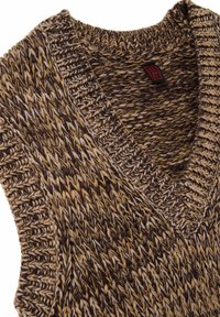 Dicker brauner, beiger und cremefarbener melierter Strickpullover mit gerippten Bündchen und Kragen, gefaltet, um die Textur und das Etikett im Krageninnenteil zu zeigen.