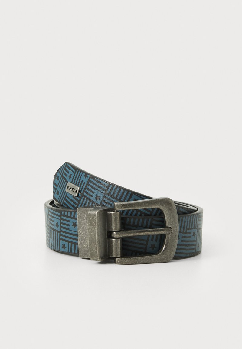 Blauer gemusterter Gürtel aus flexiblem Material mit einer Metallschnalle. Enthält grafische Designs mit Linien und Sternen. Etikett auf dem Gürtel sichtbar.