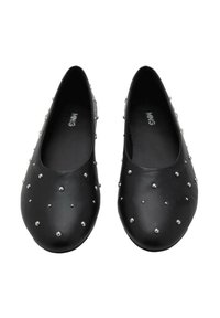 Schwarze flache Schuhe aus glattem Leder, verziert mit silbernen Nieten entlang der Oberfläche für Textur und Detail. Keine sichtbaren Schnürsenkel oder Verschlüsse.