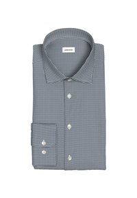 Camicia a quadretti piegata in blu e bianco, con colletto button-down, maniche lunghe e una tasca sul petto con chiusura a bottone.
