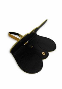 Portefeuille en cuir noir avec fermeture à bouton doré, présentant un design de rabat arrondi et une texture lisse. L'intérieur présente des coutures jaunes contrastantes.