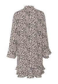 Rinnakahvi leopardikuosisessa mekossa kevyessä kankaassa, jossa on pitkät hihat, rypistetty helma ja korkea kaulus. Pääosin beige mustilla kuvioilla.