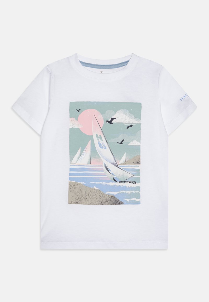 Weißes Baumwoll-T-Shirt mit einem bunten Segelmotiv, das eine pinkfarbene Sonne, Wolken und blaues Wasser zeigt. Inklusive "H 83"-Text und Vögeln.