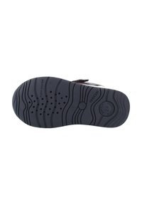 Suola in gomma nera con motivo a onde e fori di ventilazione; logo del marchio impresso vicino al tallone; design piatto e flessibile.