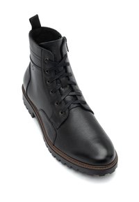 Bota de cuero negro hasta el tobillo con superficie texturizada, puntera redonda, diseño de cordones con cinco ojales y suela de goma resistente con ranuras de tracción.
