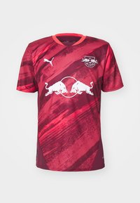 Jersey a maniche corte rosso e rosa con colletto arrotondato, caratterizzato da un motivo grafico e un logo centrale di due tori. Realizzato in tessuto traspirante.