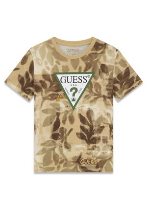 Beżowo-brązowa koszulka z krótkim rękawem w kamuflażowy wzór, z logo trójkąta GUESS obramowanym na zielono oraz nadrukiem "GUESS U.S.A." na przodzie.