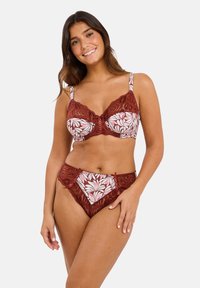 Conjunto de sujetador y braguitas de color marrón burdeos con estampado floral, que presenta detalles de encaje, tirantes ajustables y un acabado texturizado. Ambas piezas son semi-transparentes.