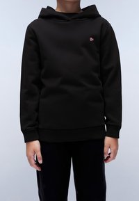 Felpa nera con cappuccio, dal texture soffice, con polsini e orlo a coste. Piccolo logo con bandiera rossa e bianca sul petto. Design semplice, senza motivi.