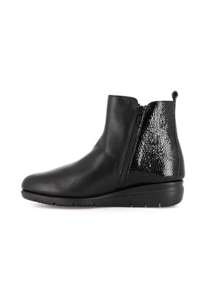 Stivaletto nero alla caviglia con pelle liscia frontale e retro lucido e testurizzato, cerniera laterale e suola a zeppa bassa mostrati dalla parte esterna.