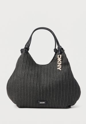 Sort flettet DKNY-veske med rund form, to svarte håndtak og sølvfarget DKNY-logoanheng hengende nær toppen.
