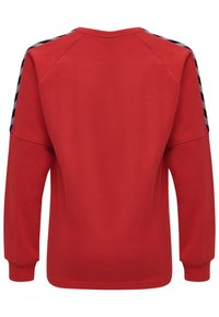 Felpa rossa con maniche lunghe, scollatura rotonda e dettagli a righe bianche e nere sulle spalle. Tessuto morbido e texturizzato.