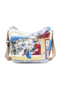 Borsa a spalla con una stampa colorata di una scena mediterranea, caratterizzata da un esterno morbido, colori blu e bianco, e una tracolla color sabbia.