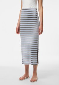 Jupe midi rayée en tissu doux, avec des lignes verticales en bleu clair, marron et crème, dotée d'une fente latérale pour plus de facilité de mouvement.