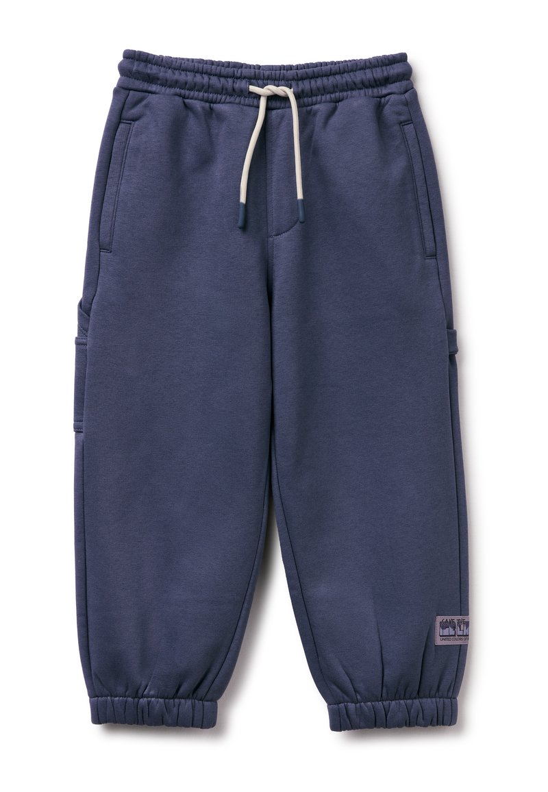 Pantalones de chándal de color azul marino con cintura elástica y cordón, puños elásticos, bolsillos laterales y un bolsillo lateral con etiqueta. Fabricados en un tejido suave.