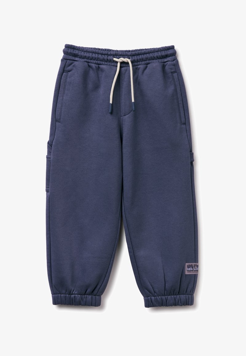 Pantalones de chándal de color azul marino con cintura elástica y cordón, puños elásticos, bolsillos laterales y un bolsillo lateral con etiqueta. Fabricados en un tejido suave.