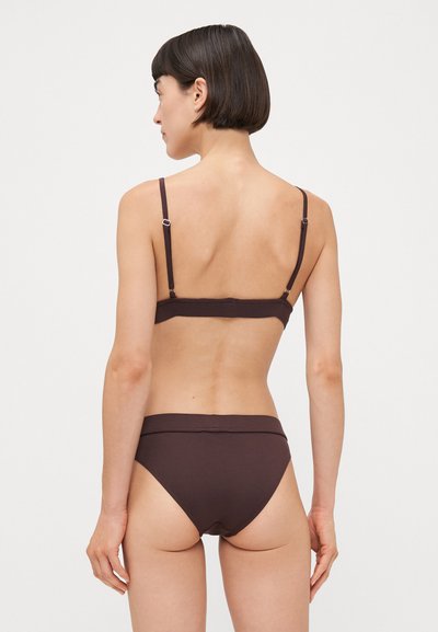 Brun bikini sæt med et enkelt design, justerbare stropper og højtaljede trusser, lavet af et glat, strækbart materiale.
