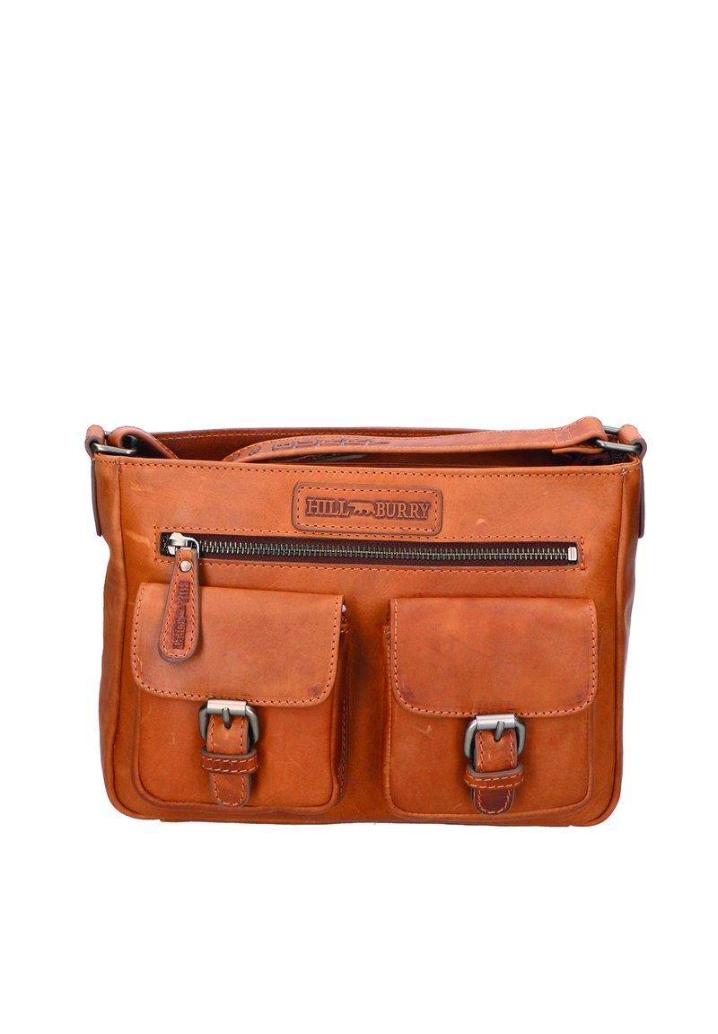 Borsa a spalla in pelle marrone chiaro con due tasche frontali, scomparto principale con zip e una toppa con logo del marchio. Presenta dettagli in metallo argentato.
