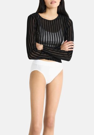 Schwarzes Langarmoberteil mit vertikalen Streifen und einer taillierten Passform, kombiniert mit klassischen weißen High-Waist-Höschen. Glatte Texturen sind sichtbar.