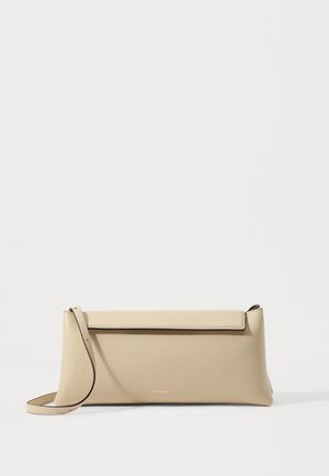 Beige læder clutch taske med en subtil tekstur, en top flap lukning og en aftagelig skulderrem for alsidige bære muligheder.