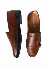 Mocassini in pelle marrone con finitura liscia, caratterizzati da un'accento con fibbia e una suola in gomma nera. All'interno è riportato "MADE IN ITALY".
