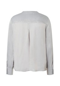 Hellgraue langärmlige Bluse mit glatter Textur, Knopfmanschetten und einer zentralen Falte auf der Rückseite. Kragenloses Design aus einfarbigem Stoff.