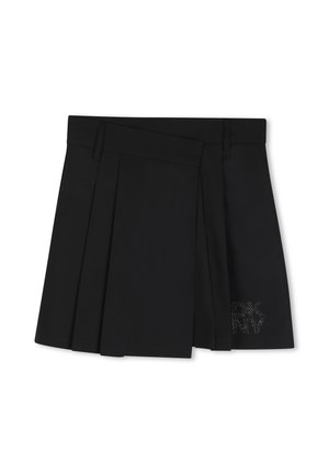 Mini-jupe plissée noire avec panneau avant superposé et petit logo en strass en bas à droite.