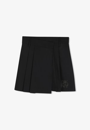 Mini-jupe plissée noire avec panneau avant superposé et petit logo en strass en bas à droite.