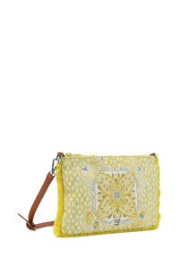 Borsa a clutch gialla con frange, decorata con motivi floreali in blu e oro. Include una tracolla marrone staccabile.
