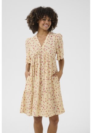 Rochie cu mâneci scurte, decolteu în V, dintr-un material ușor, având un fundal galben cu modele florale roz și buzunare laterale.