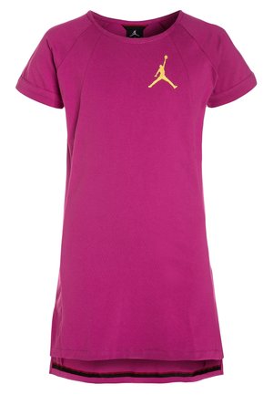 Fuksia bomulds kjole med korte ærmer, med en gylden Jumpman-logo på brystet og et lige snit med sideslidser ved kanten.