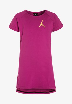 Fuchsiafarbenes Baumwollkleid mit kurzen Ärmeln, das ein goldenes Jumpman-Logo auf der Brust zeigt, und einem geraden Schnitt mit Seitenschlitzen am Saum.
