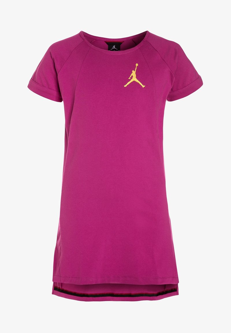Robe en coton fuchsia à manches courtes, avec un logo Jumpman doré sur la poitrine, et une coupe droite avec des fentes latérales à l'ourlet.