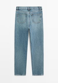 Jasnoniebieskie dżinsy z denimu ułożone płasko, pokazujące tylną stronę z dwoma tylnymi kieszeniami i widocznymi detalami szwów.