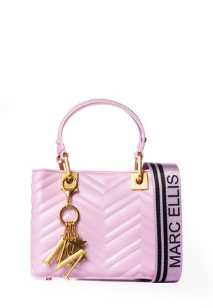 Borsa a tracolla trapuntata rosa con dettagli in hardware dorato, caratterizzata da una catena e un charm, e una tracolla decorata con il marchio "MARC ELLIS."