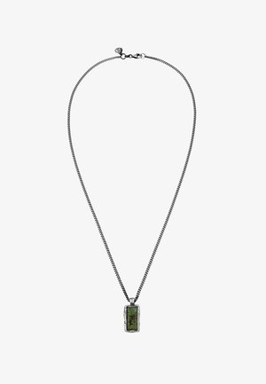 Halskette aus silberfarbenem Metall mit einem rechteckigen grünen Steinanhänger und strukturiertem Rand. Die Kette ist geflochten und zeigt ein elegantes Design.