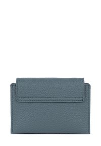 Portafoglio in pelle grigia con superficie testurizzata e chiusura a patta. Presenta bordi arrotondati e cuciture visibili, forma compatta e rettangolare.