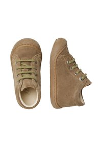 Hnědé semišové boty se zelenými tkaničkami, kulatou špičkou, gumovou podrážkou a prošitými detaily. Zobrazeny jsou boční a horní pohledy, které zdůrazňují design.