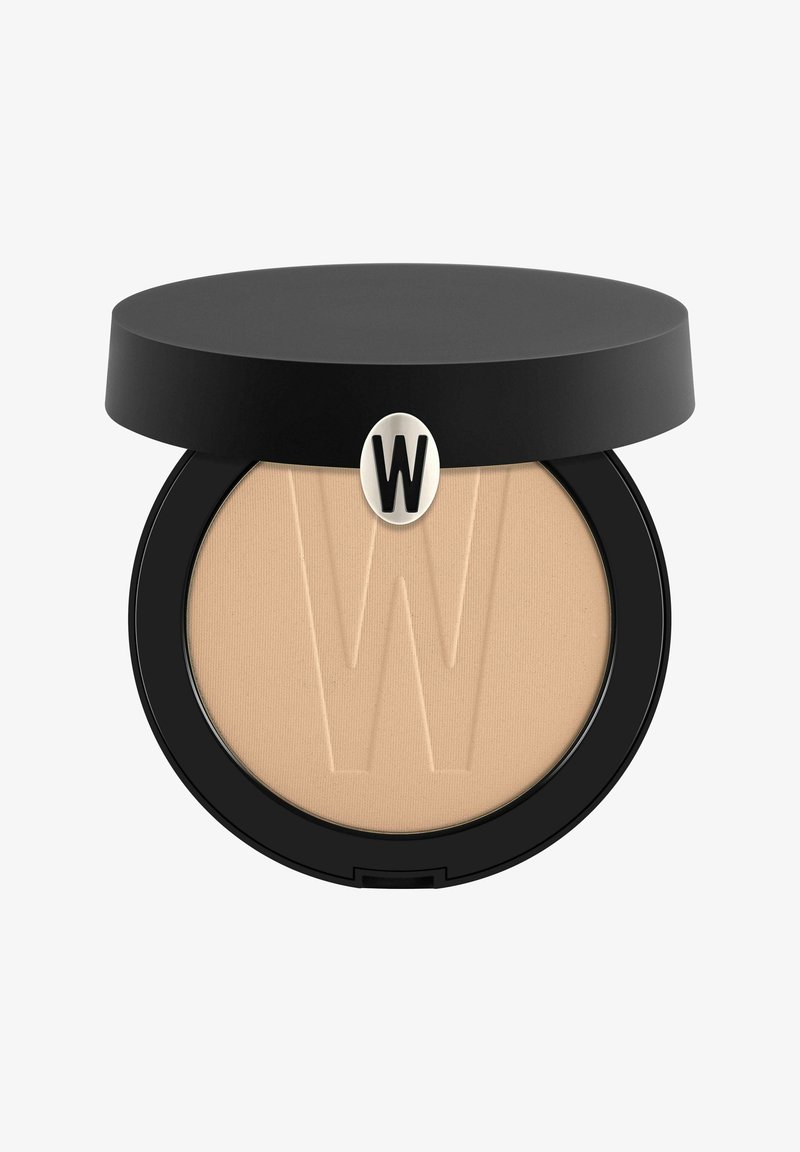 Powder compatto in un astuccio rotondo nero con logo argento. Ombra beige chiaro con una texture opaca e liscia e lettera "W" in rilievo.