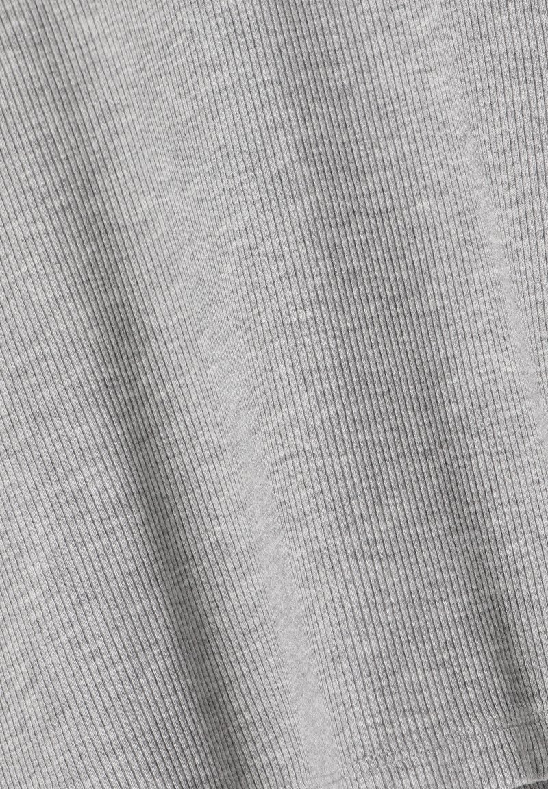 Grauer geripptes Gewebe mit feiner Textur und vertikalen Linien. Das Material wirkt weich und leicht und fällt sanft.