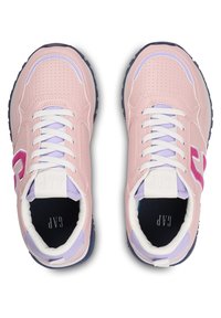 Helle rosa Sneakers mit perforiertem Obermaterial, weißen Schnürsenkeln, lila Akzenten und einer blauen Sohle. Mit Logo an der Ferse und einer markanten Nummer 5 an der Seite.
